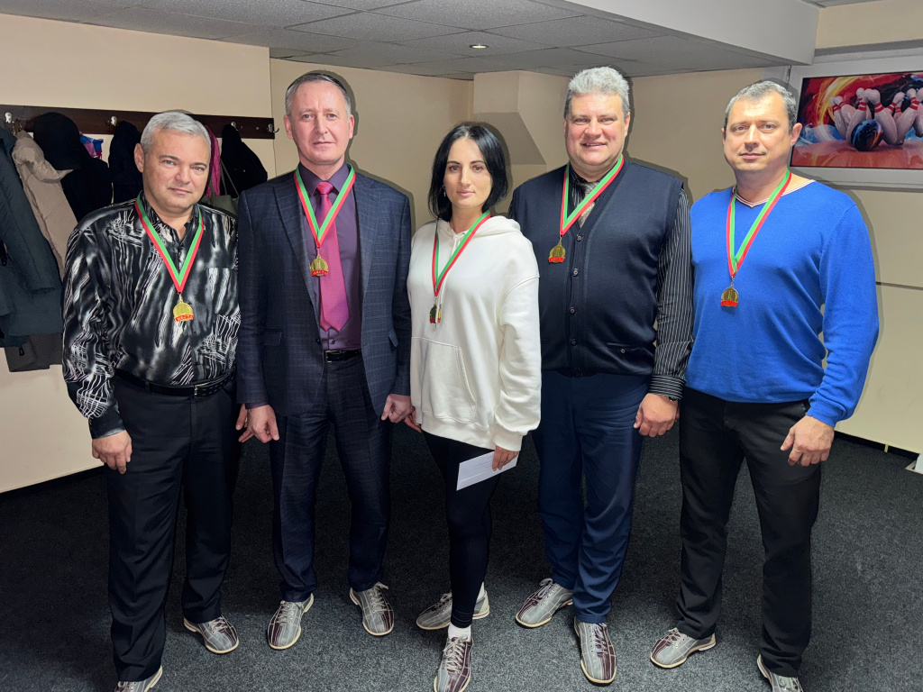 1 место боулинг команда.jpg